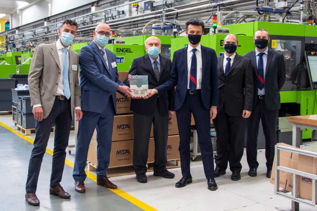 100. Engel-Spritzgiessmaschine